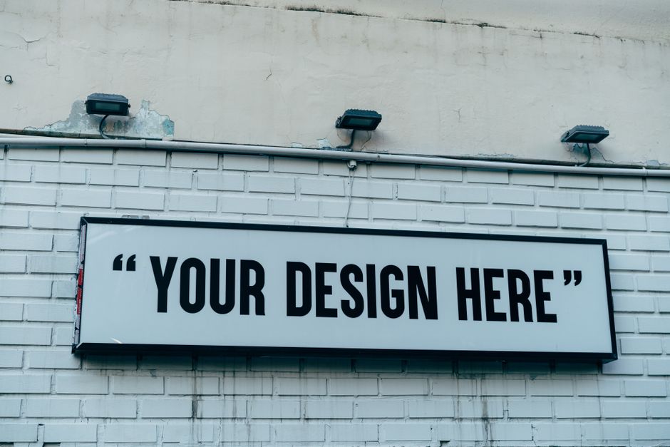 Muro urbano en blanco para diseños personalizados al aire libre.