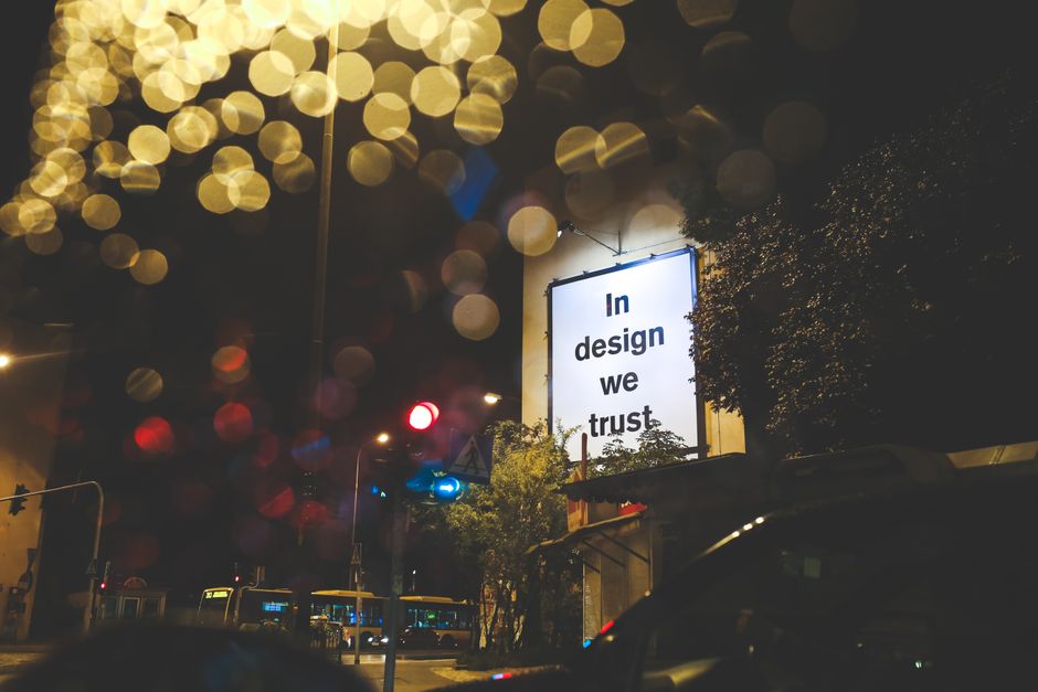 Valla publicitaria iluminada en calle nocturna