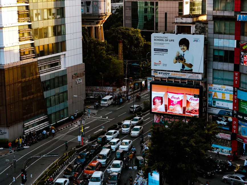 Vista aérea de intersección urbana con publicidad vibrante