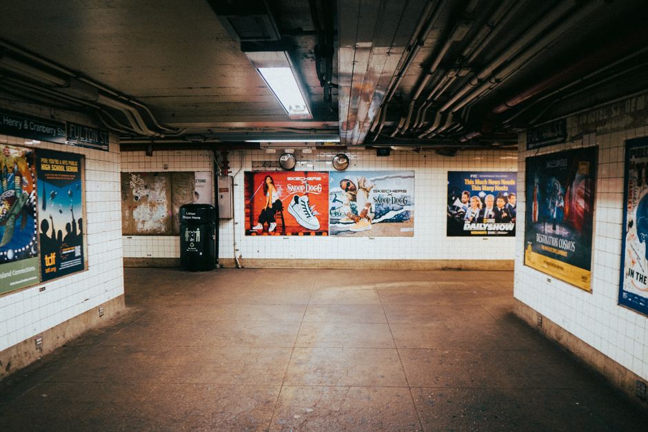 Estación de metro vacía con vibrantes carteles