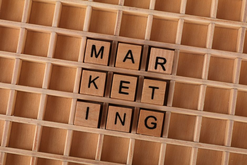 Letras de madera formando la palabra marketing