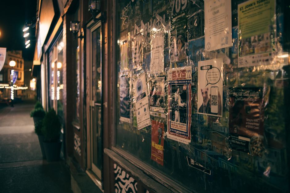 Escaparate con carteles iluminados de noche