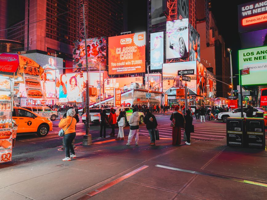 Bulliciosa noche en Times Square con publicidad brillante