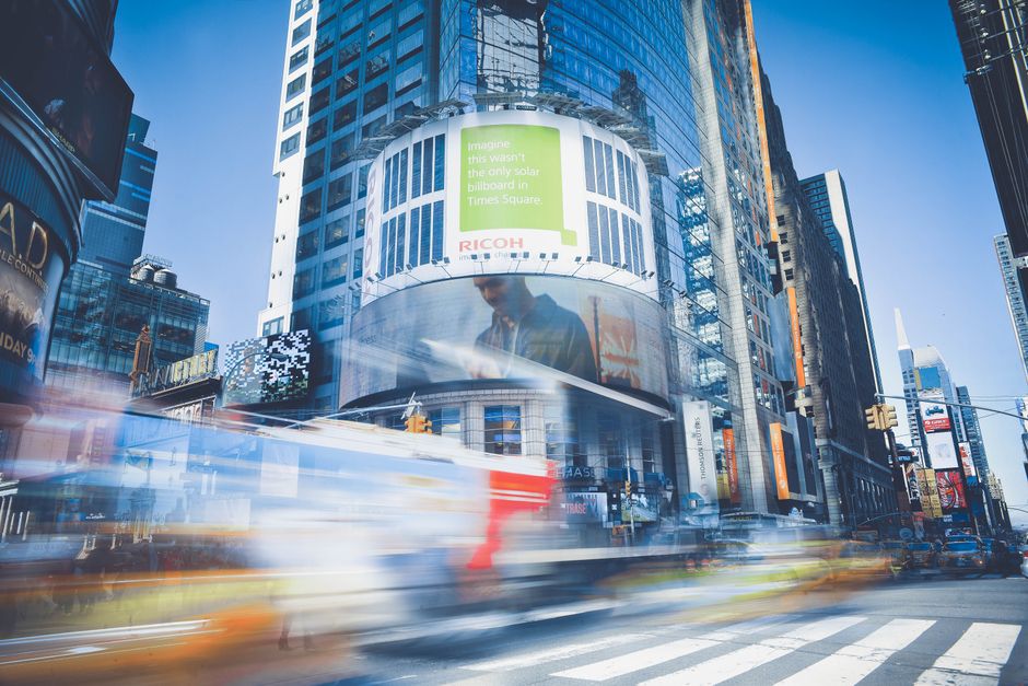 Dinámica vista de Times Square mostrando la vida urbana y el tráfico en Nueva York
