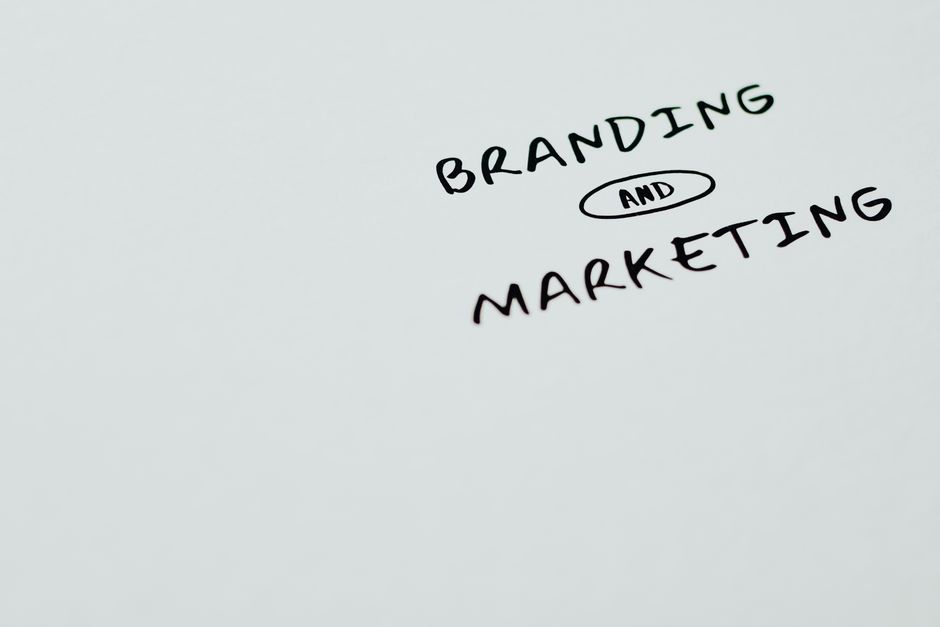 Palabras Branding y Marketing sobre fondo blanco